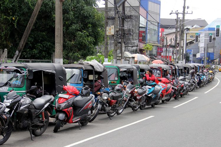 Dampak krisis Sri Lanka bangkrut, sepeda motor dan bajaj berjejer di pinggir jalan untuk mengantre pembelian BBM di SPBU Ceylon Petroleum Corporation (CPC) di Colombo, Minggu (26/6/2022).