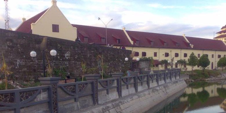 Bersantai sambil berpose menikmati senja di Benteng Fort Rotterdam, Makassar, Sulawesi Selatan