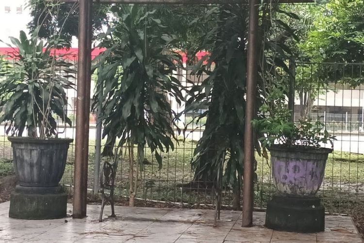 Fasilitas umum kursi taman di kawasan Stadion Manahan, Kota Solo, Jawa Tengah, yang hilang.