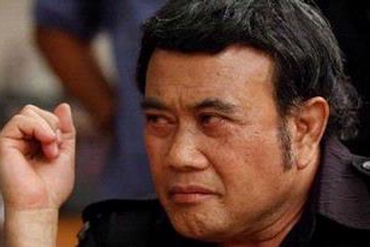 Penyanyi dangdut Rhoma Irama saat diwawancarai wartawan di Wisma Nusantara, Jalan MH Thamrin, Jakarta Pusat, Selasa (13/11/2012). Rhoma Irama menegaskan niatnya ingin menjadi calon presiden. Niat itu diperkuat setelah sebelumnya para ulama yang tergabung dalam Wasilah Silaturahim Asatidz Tokoh dan Ulama (Wasiat Ulama) mendaulat Rhoma Irama menjadi capres di Pemilu 2014. 