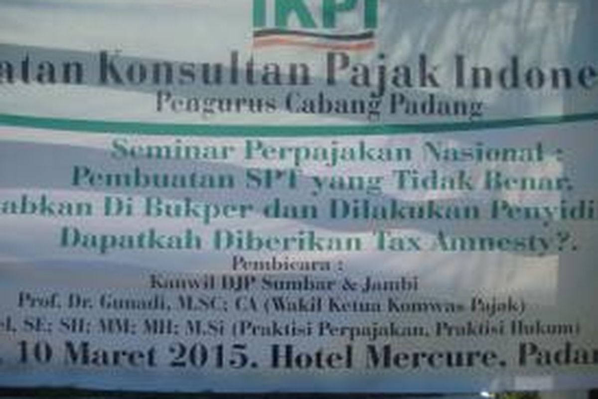 Spanduk kegiatan Ikatan Konsultan Pajak Indonesia (IKPI) Padang. Menurut Ketua IKPI Padang Gazali Tjaya Indera, pihaknya menjadi mitra Kantor Pelayanan Pajak (KPP) Padang merealisasikan penerimaan pajak pada 2015 sebesar Rp 4 triliun.