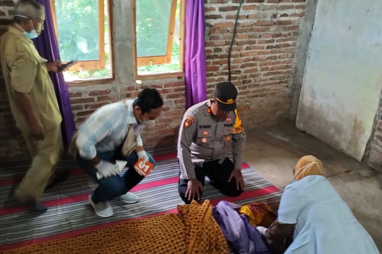 Petugas Puskesmas Kendal melakukan visum terhadap Suparno, penambang batu tradisional yang ditemukan tewas tertimpa longsoran batu di Dusun Manden, Desa Sidorejo, Kecamatan Kendal, Kabupaten Ngawi, Jawa Timur, longsor, Senin (18/11/2024).