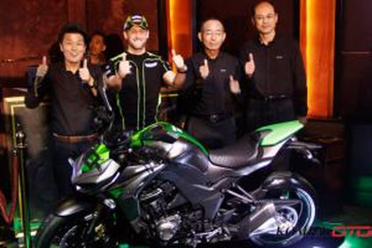 Jajaran direksi Kawasaki Motor Indonesia bersama pebalap juara World Superbike 2013, Thomas Edward Skyes meluncurkan sepeda motor sport naked, Kawasaki Z1000, di Suncity, Jakarta, Jumat (28/2/2014)