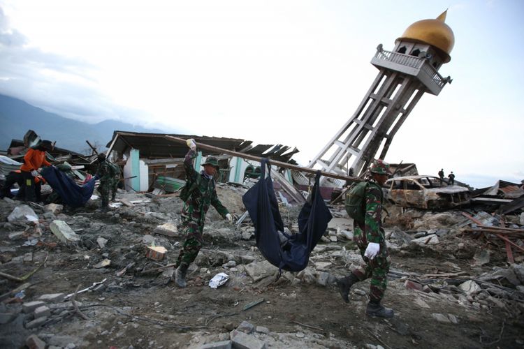 Anggota TNI menemukan jenasah korban gempa bumi di Perumnas Balaroa, Palu, Sulawesi Tengah, Sabtu (6/10/2018). Gempa bumi Palu dan Donggala bermagnitudo 7,4 mengakibatkan sedikitnya 925 orang meninggal dunia dan 65.733 bangunan rusak.