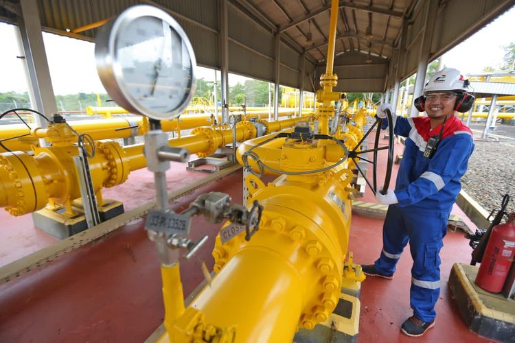 Salah seorang pekerja dari PT Perusahaan Gas Negara (PGN) tengah bertugas.