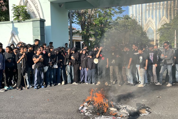 Demo Tuntut Penurunan Plt Rektor UINSA, Mahasiswa Bakar Ban dan Jas Almamater