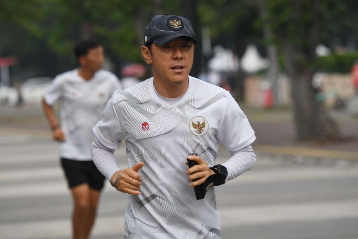 Pelatih sepak bola Timnas Indonesia Shin Tae-yong berlari saat memimpin sesi latihan perdana di Kawasan Gelora Bung Karno, Senayan, Jakarta, Kamis (26/5/2022). Timnas Indonesia memulai pemusatan latihan sebagai persiapan jelang laga FIFA Match Day Timnas Indonesia vs Bangladesh pada Rabu, 1 Juni di Bandung dan kualifikasi Piala Asia 2023 yang digelar pada 8-14 Juni di Kuwait.