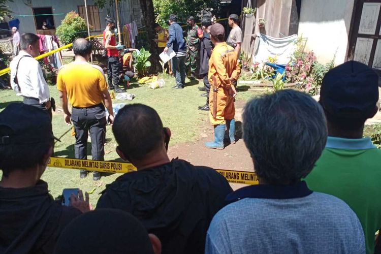 Seorang pria berisinial AB (30) membantai ke ayah kandungnya, BS (77) dan ibu kandungnya, SB (69) serta saudaranya, SS (39) hingga tewas di rumahnya di Lingkungan Ereng-ereng, Kelurahan Ereng-ereng, Kecamatan Tompobulu, Kabupaten Bantaeng, Sulawesi Selatan, Selasa (26/10/2021) sekitar pukul 10.30 Wita.