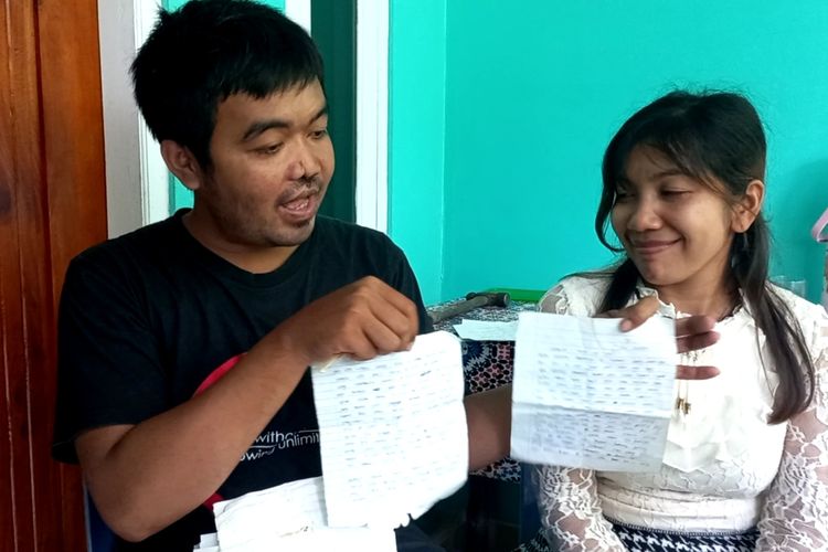 Arif Budi Susanto didampingi Meri Hapsari saat menunjukkan surat pertamanya pada tahun 2010 kepada sejumlah awak media di rumahnya yang berada di Desa Jetis Kecamatan Loano Kabupaten Purworejo Jawa Tengah 