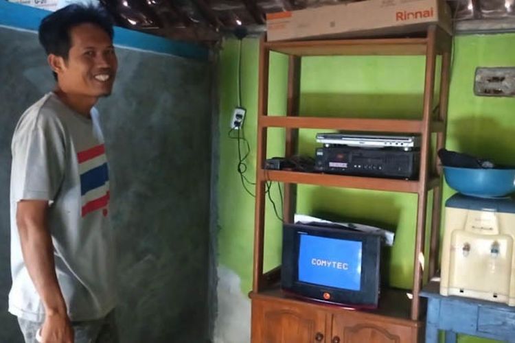 Gunawan warga Desa Kerek Kabupaten Ngawi, mayoritas tv analog milik warga Desa Kerek kabupaten Ngawi tak lagi bisa menampilkan siaran tv karena mereka tak mampu membeli set top box.