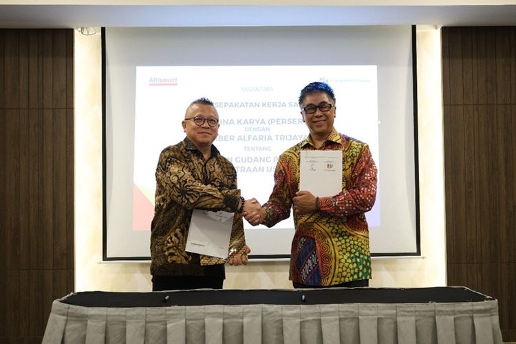 PT Sumber Alfaria Trijaya tbk dengan PT Bina Karya (Persero) teken kerja sama pembangunan Alfamart di Ibu Kota Nusantara, Jakarta, Selasa (5/9/2023).