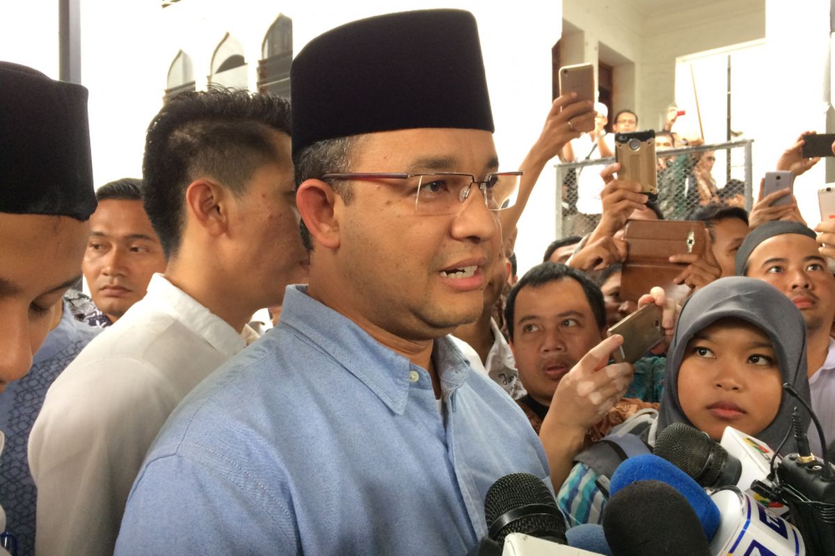 Calon gubernur DKI Jakarta Anies Baswedan memberikan keterangan pers usai shalat Jumat di Masjid Cut Meutia, Menteng, Jakarta Pusat, Jumat (5/5/2017).
