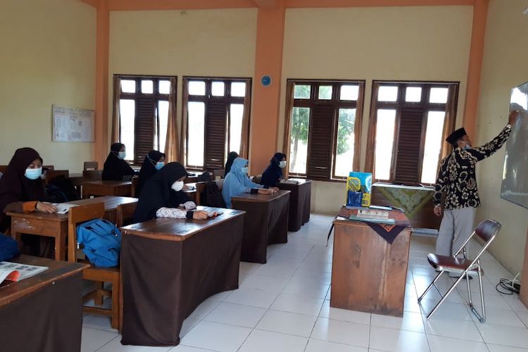 Suasana pembelajaran kelas khusus bagi siswa MA YKUI Maskumambang Dukun, yang ingin melanjutkan jenjang ke perguruan tinggi di Timur Tengah.