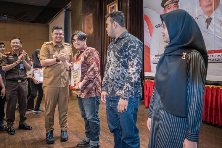 Wali Kota (Walkot) Medan Bobby Nasution menyerahkan bantuan biaya pendidikan bagi mahasiswa Kota Medan di Hotel Grand Mercure, Medan, Selasa (20/6/2023).
