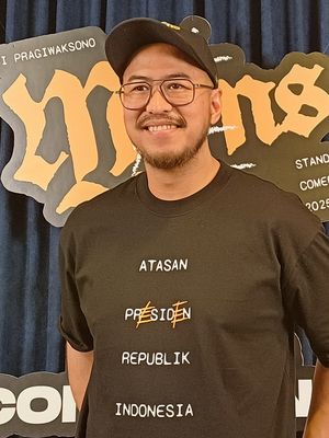 Komika Pandji Pragiwaksono saat konferensi pers pertunjukan komedi Mens Rea di Markas Comika di Petogogan, Jakarta Selatan, Rabu (16/4/2025). Mata Gibran menjadi sorotan publik setelah materi Pandji Pragiwaksono dikritik Tompi, membuka pembahasan tentang apa itu ptosis dalam dunia medis.