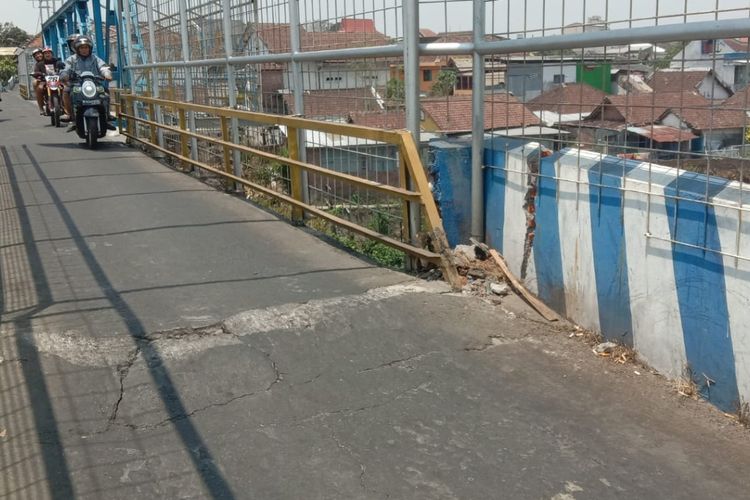 Jembatan Pelor di Kota Malang, Jawa Timur akan ditutup sementara waktu untuk diperbaiki.