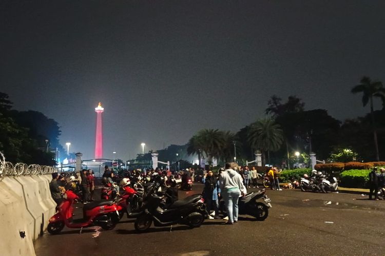 Pengunjung Lebaran Betawi banyak yang duduk di atas motornya, karena dikempiskan Petugas, Minggu (21/5/2023).