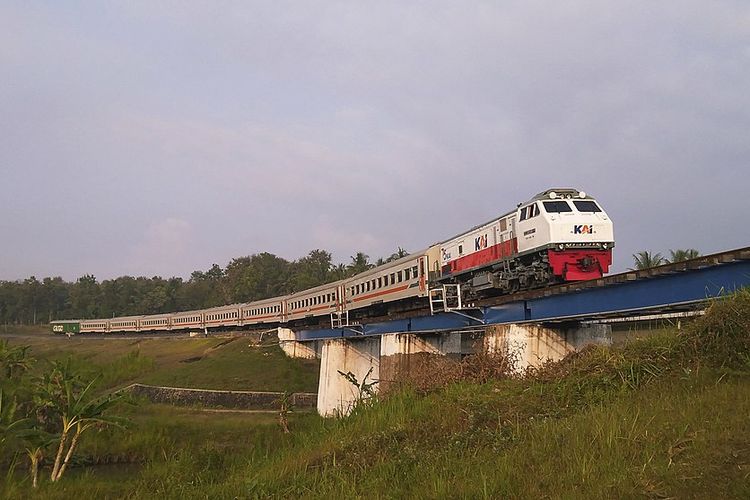 KA Kahuripan dari Kiaracondong, Bandung menuju Blitar melintasi Jembatan Gembongan, Kulon Progo, Daerah Istimewa Yogyakarta (DIY) (6/6/2021).