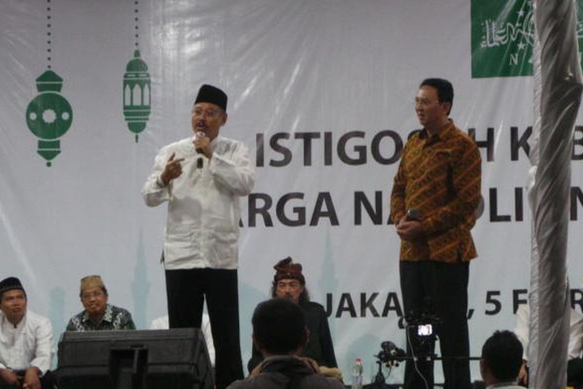 Calon gubernur DKI Jakarta Basuki Tjahaja Purnama atau Ahok (berbaju batik) bersama Ketua Umum Partai Persatuan Pembangunan (PPP) versi Muktamar Jakarta Djan Faridz, acara Istighosah Kebangsaan Nahdliyin Jakarta, di Jalan Talang Nomor 3, Jakarta Pusat, Minggu (5/2/2017).