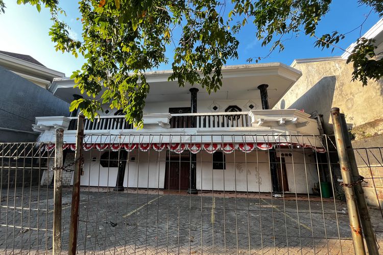 Penampakan bangunan toko buku Togamas Margorejo, Surabaya yang telah tutup hanya bersisa bangunan kosong dan berdebu, Kamis (25/9/2025).