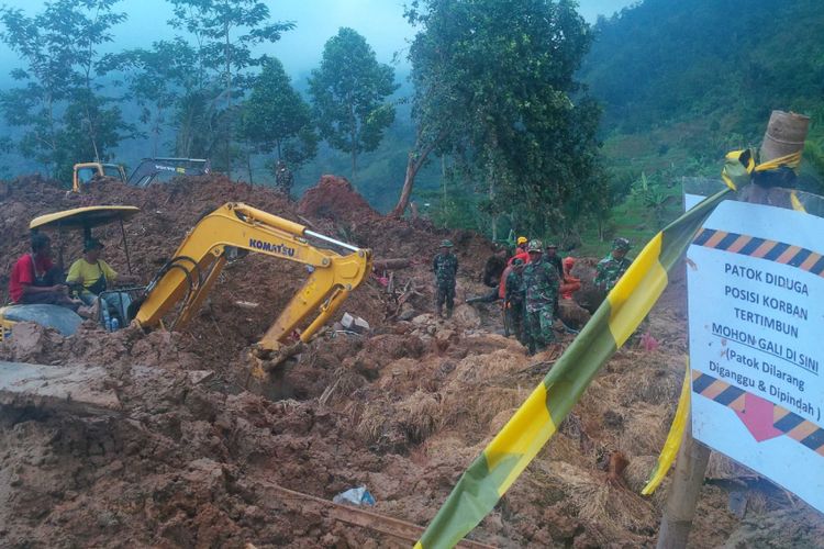 Proses pencarian korban longsor perbukitan Gunung Surandil, Dusun Cimapag, Desa Sirnaresmi, Cisolok, Sukabumi, Jawa Barat, Minggu (6/1/2019)
