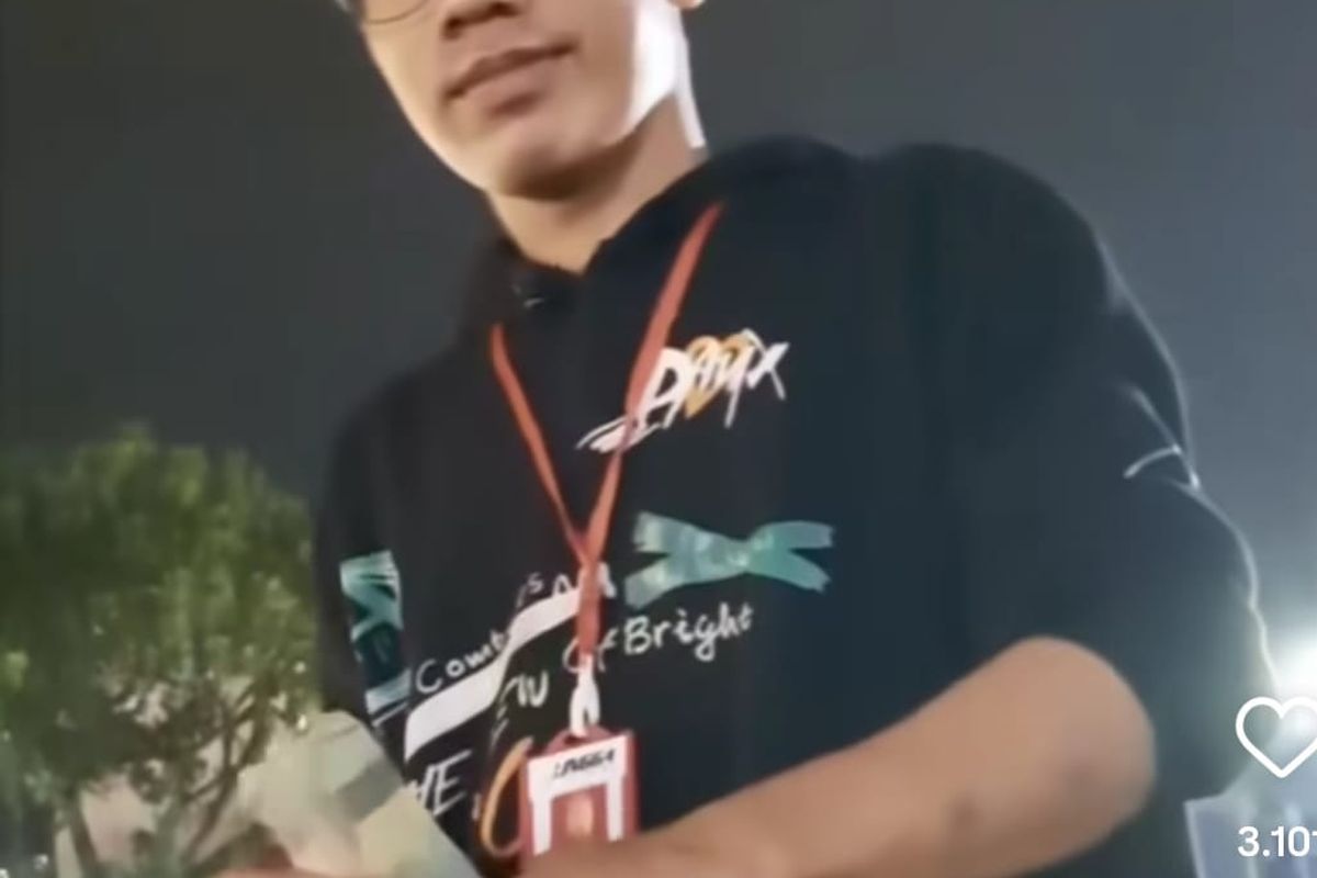 Tangkapan layar video seorang pria meminta uang Rp 2 ribu ke warga yang duduk di bundaran air mancur di Jalan Pancing, Komplek MMTC, Kecamatan Percut Sei Tuan, Kabupaten Deli Serdang, viral di media sosial. 