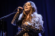 Alanis Morissette Bicara soal Kecanduan dan Terapi