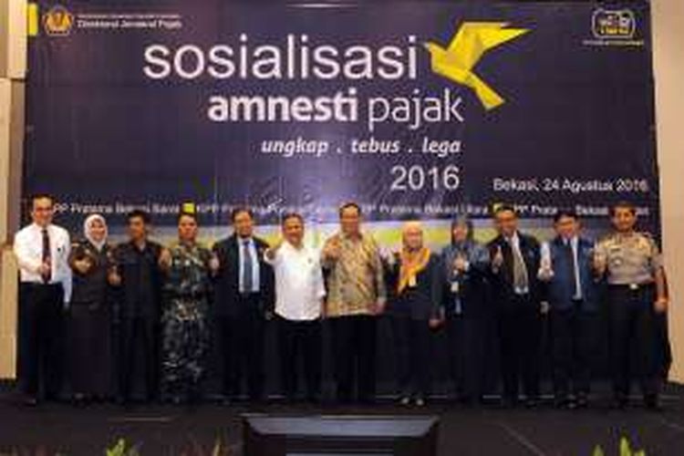 Wakil Gubernur Jawa Barat Deddy Mizwar usai membuka acara sosialisasi Amnesti Pajak atau Tax Amnesty untuk wilayah Kantor Pelayanan Pajak (KPP) Pratama se-Kota Bekasi di Bekasi, Rabu (24/8/16).