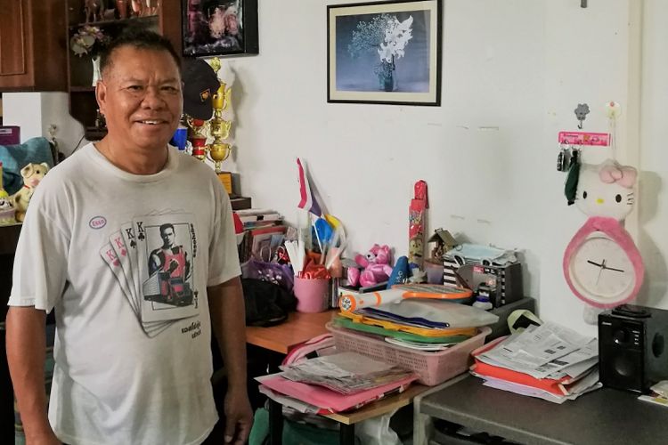 Boonthawee di rumahnya. Dia juga menyimpan peralatan audio yang terhubung ke-32 pengeras suara disekitar wilayah Mu Song, untuk memberikan pengumuman harian.