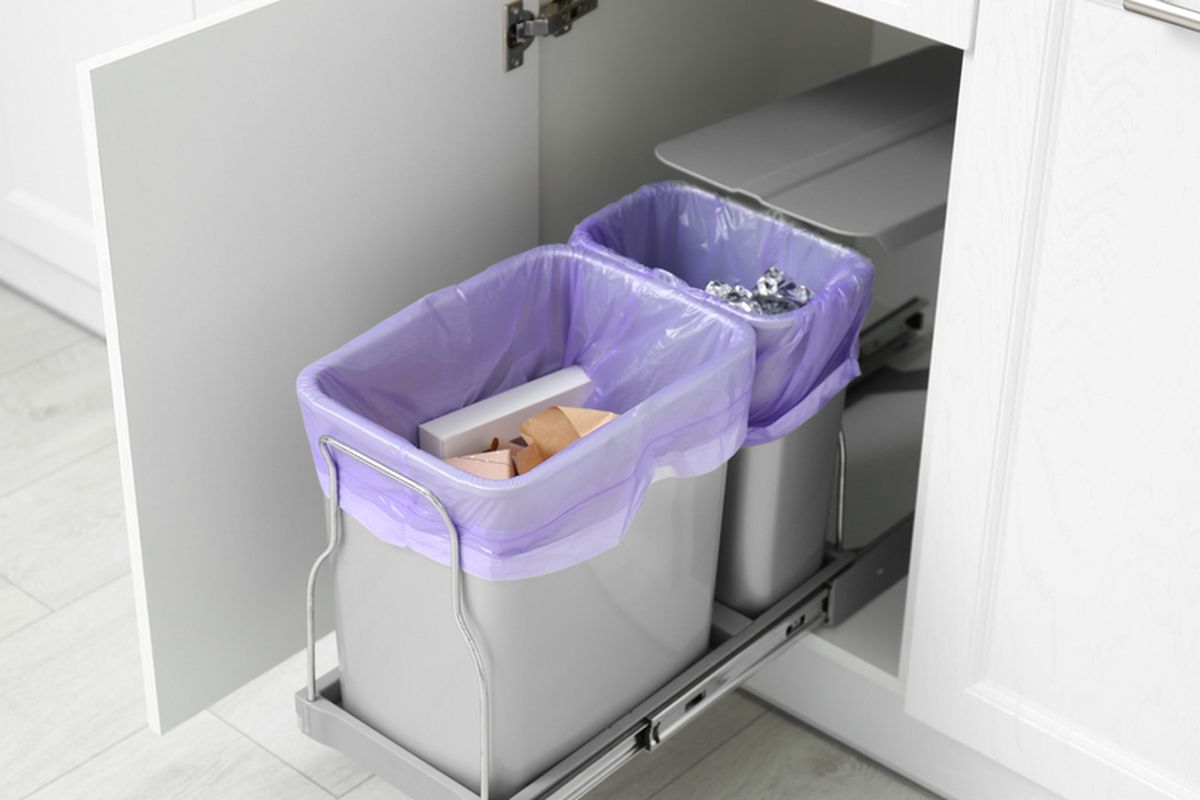 Ilustrasi tempat sampah di dapur. 