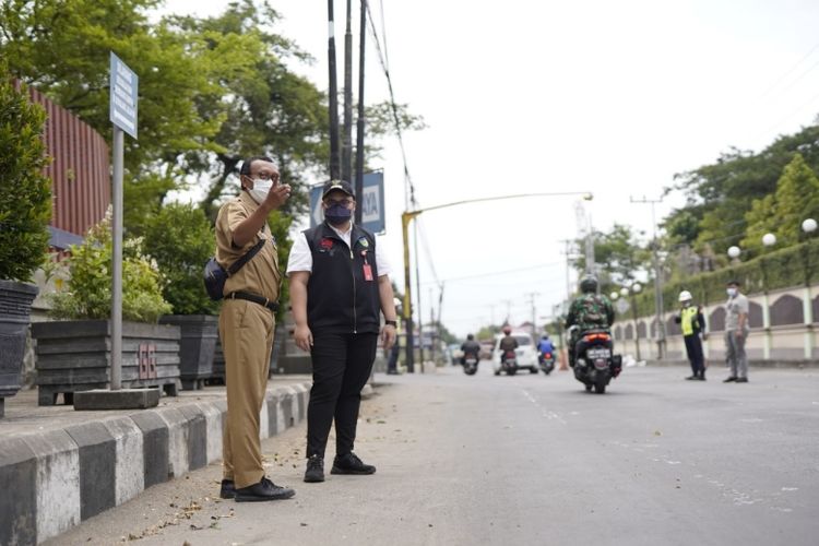 Tinjauan langsung kondisi jalan yang rusak.