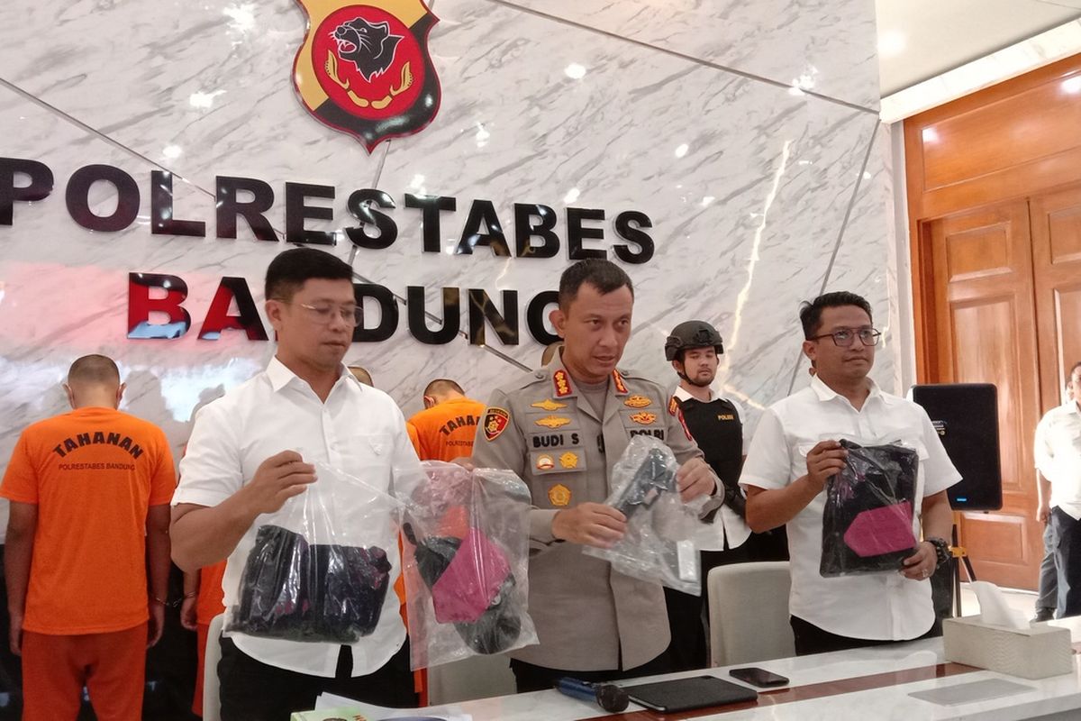 Kapolrestabes Bandung Kombes Pol Budi Sartono tengah merilis penangkapan terhadap pelaku kelompok bermotor yang melakukan penganiayaan.