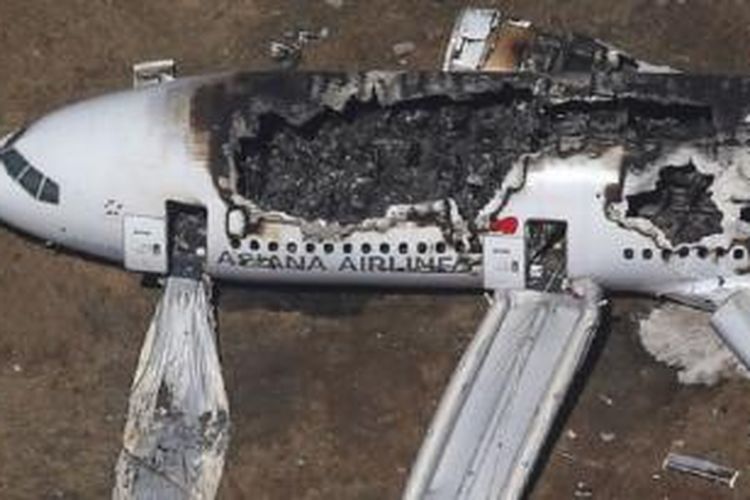 Petugas keselamatan penerbangan di Amerika telah menemukan kedua alat perekam penerbangan dari reruntuhan pesawat Asiana Airlines di San Francisco (7/7). 