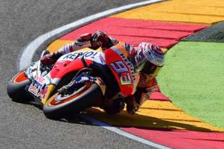 Pebalap Repsol Honda asal Spanyol, Marc Marquez, memacu motornya pada sesi latihan bebas keempat GP Aragon di Sirkuit MotorLand Aragon, Sabtu (24/9/2016).