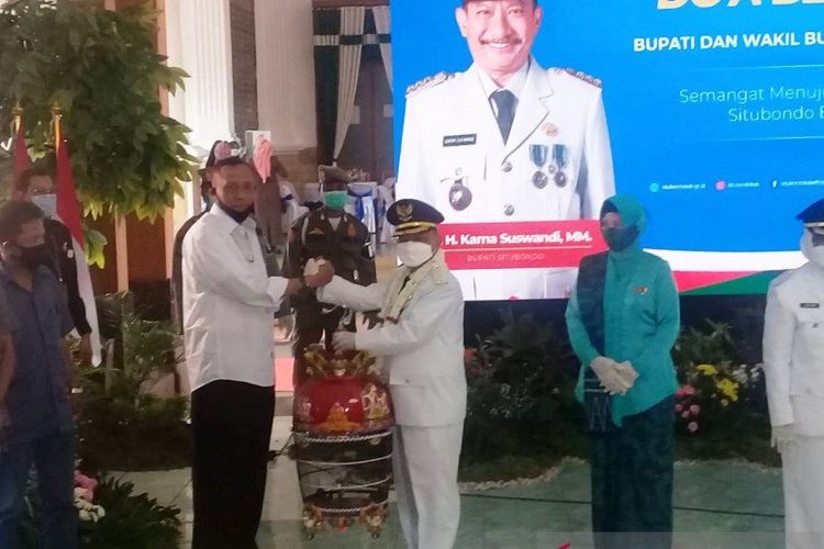 Seorang pengusaha memberikan hadiah burung perkutut kepada Bupati Karna Suswandi di sela acara penyambutan dan doa bersama di Pendopo Kabupaten Situbondo, Sabtu (27/2/2021). 

