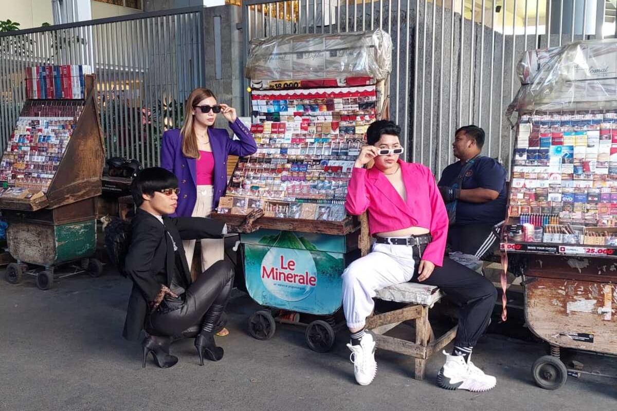 Sejumlah konten kreator di Surabaya, Jawa Timur, ramai-ramai membuat Jalan Tunjungan layaknya catwalk yang serupa di Citayam Fashion Week, Kamis (21/7/2022).