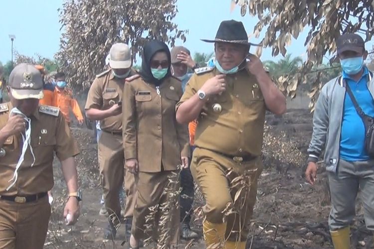 Bupati Ogan Ilir mendatangi lokasi Kebun Raya Sriwijaya untuk membantah tudingan dirinya tidak pernah ke lokasi kebakaran lahan di daerahnya selama ini, Senin (16/9/2019). 