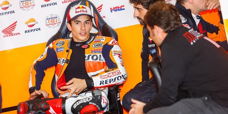 Pebalap Repsol Honda asal Spanyol, Marc Marquez, berdiskusi dengan tim di paddock Sachsenring pada sesi kualifikasi GP Jerman, Sabtu (12/7/2014).