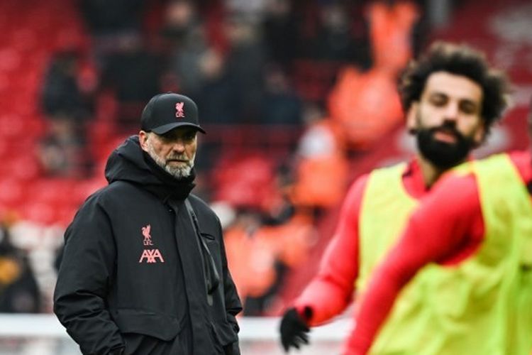 Manajer Liverpool, Juergen Klopp, memperhatikan anak asuhnya saat melakukan pemanasan sebelum pertandingan Liga Inggris melawan Chelsea di Stadion Anfield pada 21 Januari 2023 lalu. Terkini, Liverpool besutan Klopp akan melawan tuan rumah Real Madrid pada leg kedua babak 16 besar Liga Champions. (Foto oleh Paul ELLIS / AFP)