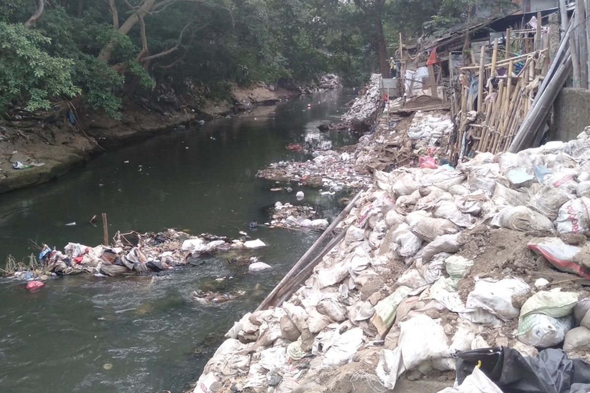 Kondisi Bantaran Kali Ciliwung yang berada di kawasan Kampung Melayu, Jatinegara, Jakarta Timur, Rabu (14/8/2019)