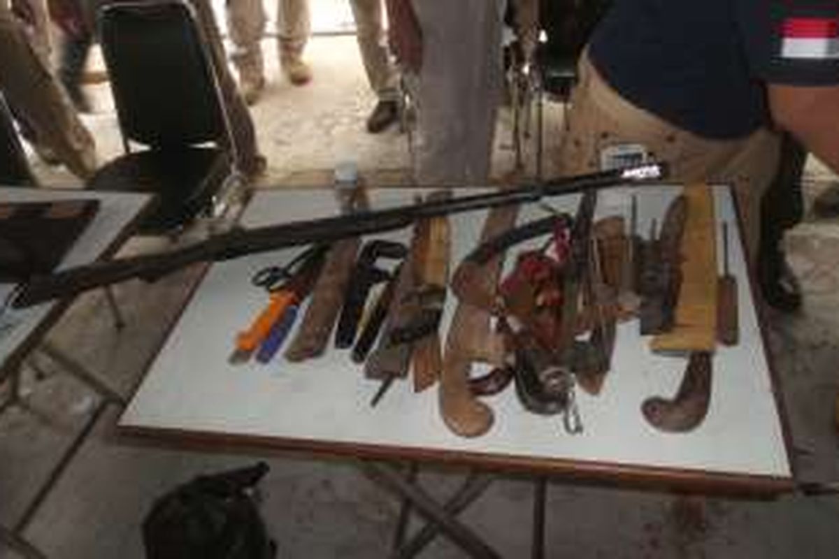 Berbagai jenis senjata tajam yang disita polisi dari Kafe Intan, Kalijodo, Sabtu (20/2/2016).
