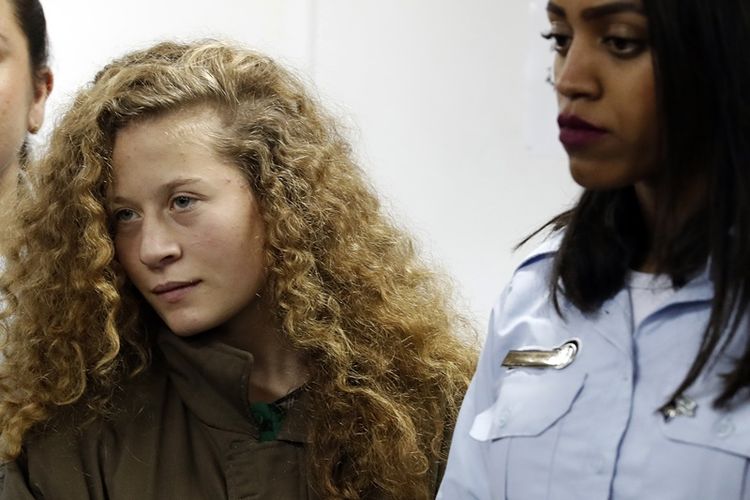 Remaja Palestina Ahed Tamimi (kiri) muncul di sebuah pengadilan militer di penjara Ofer yang dikelola Israel di desa Betunia, Tepi Barat, pada 28 Desember 2017. (AFP/Ahmad Gharabli)