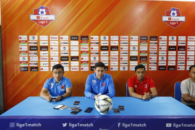 Pelatih PSM Makassar Darije Kalezic (tengah) saat konferensi pers jelang laga melawan Arema Malang, Selasa (1/10/2019).