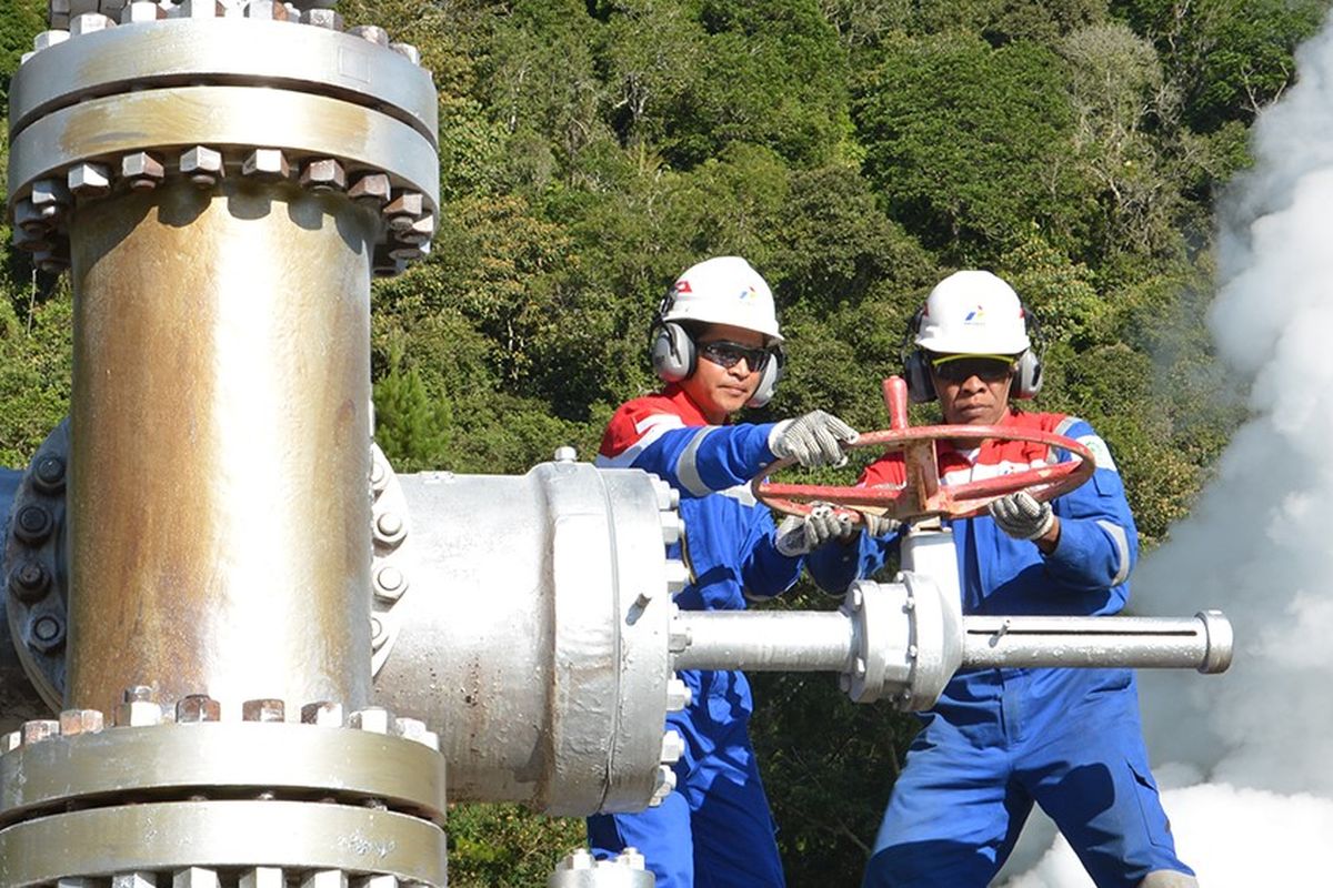 Karyawan Pertamina saat bekerja.