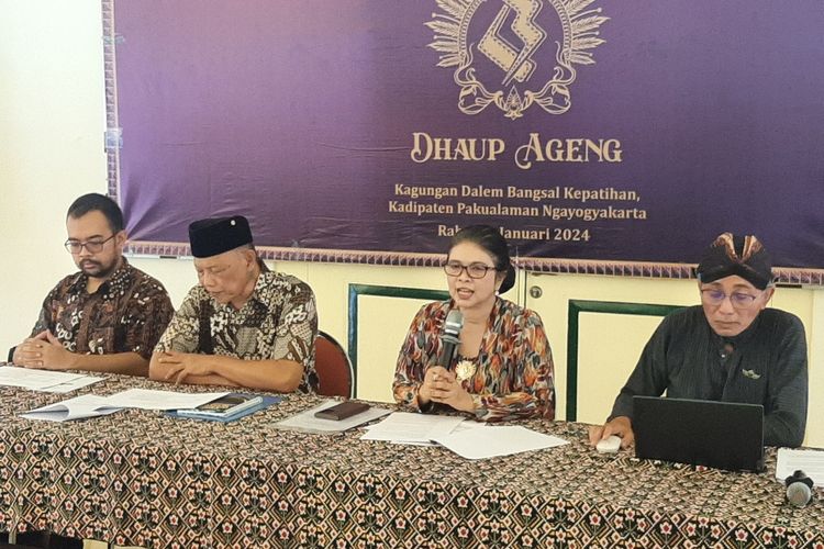 Gusti Kanjeng Bendoro Raden Ayu Adipati Paku Alam (G.K.B.R.A.A) saat menjelaskan terkait prosesi Dhaup Ageng antara B.P.H Kusumo Kuntonugroho dengan dr. Laily Annisa Kusumastuti.