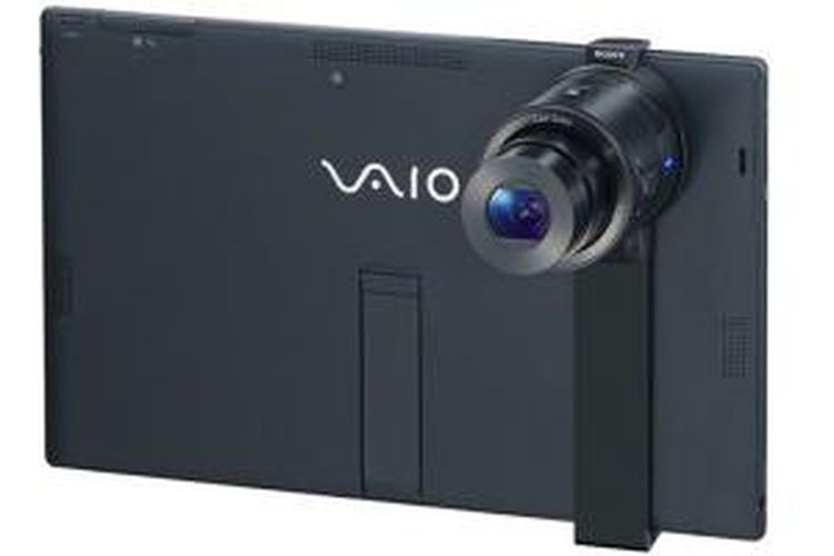 Modul kamera Sony DSC-QX100 terpasang pada tablet Sony Vaio Tap 11 dengan aksesoris SPA-TA1