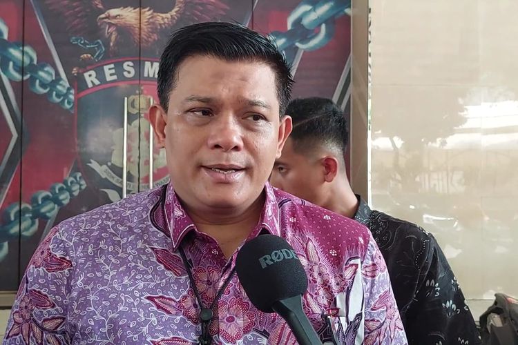 Dirkrimsus Polda Metro Jaya Kombes Ade Safri Simanjuntak menjelaskan terkait pemanggilan Ketua KPK Firli Bahuri soal dugaan pemerasan terhadap Menteri Pertanian Syahrul Yasin Limpo, Jumat (3/11/2023) di Mapolda Metro Jaya. 