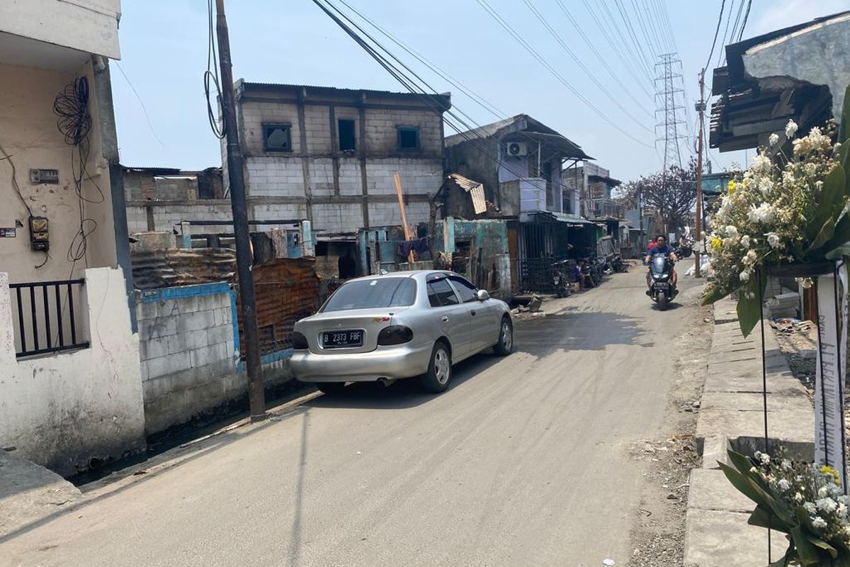 Jalan Tanah Merah Bawah, Rawa Badak Selatan, Koja, Jakarta Utara akhirnya sudah bisa dilintasi secara umum pada Senin (20/3/2023). Sebelumnya jalan tersebut sengaja ditutup agar warga yang tidak menjadi obyek wisata dadakan warga yang melintas.