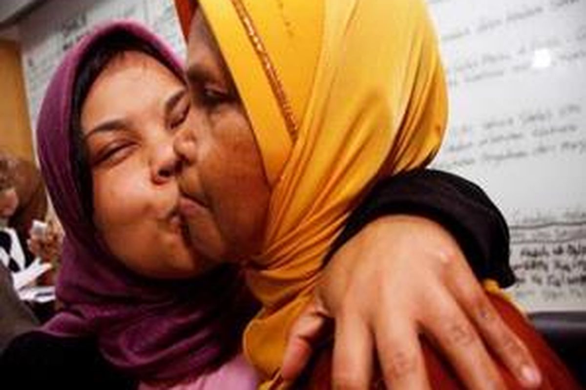 Umi Saodah (kiri) tak kuasa menahan haru saat dipertemukan dengan ibunya, Katinem di Departemen Luar Negeri RI, Jakarta, Selasa (27/1). Umi Saodah adalah tenaga kerja Indonesia yang bekerja di Gaza dan terjebak di tengah agresi Israel terhadap Palestina.