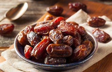 Air rendaman kurma bisa menyehatkan sistem perncernaan dan kulit.
